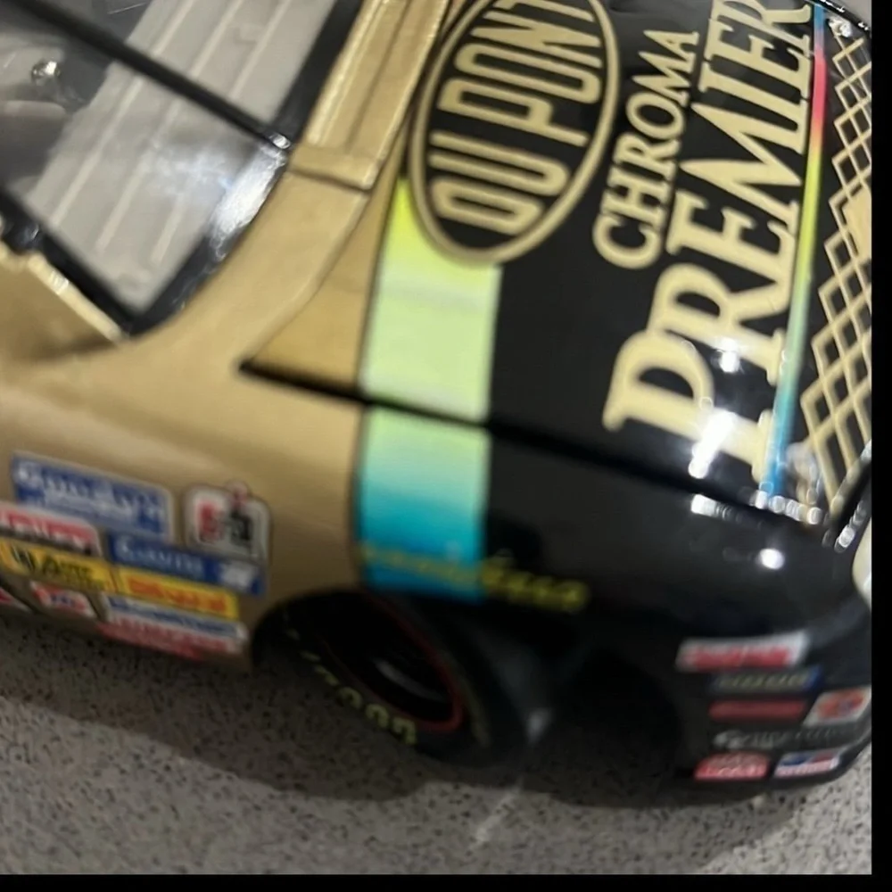 Jeff Gordon #24 DuPont Chroma Premier 1997 Monte Carlo 1:24 Diecast Car